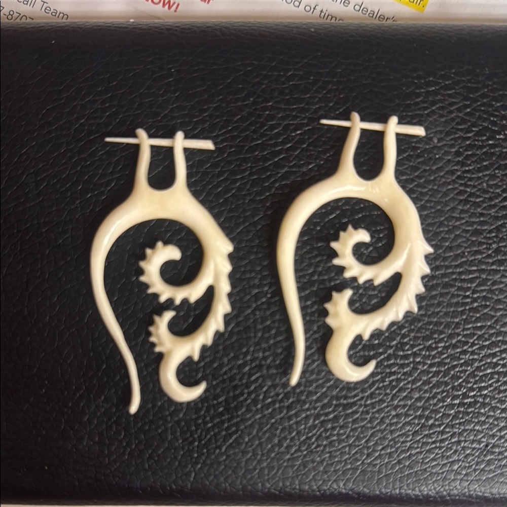 Chic Cream Swirl Earrings